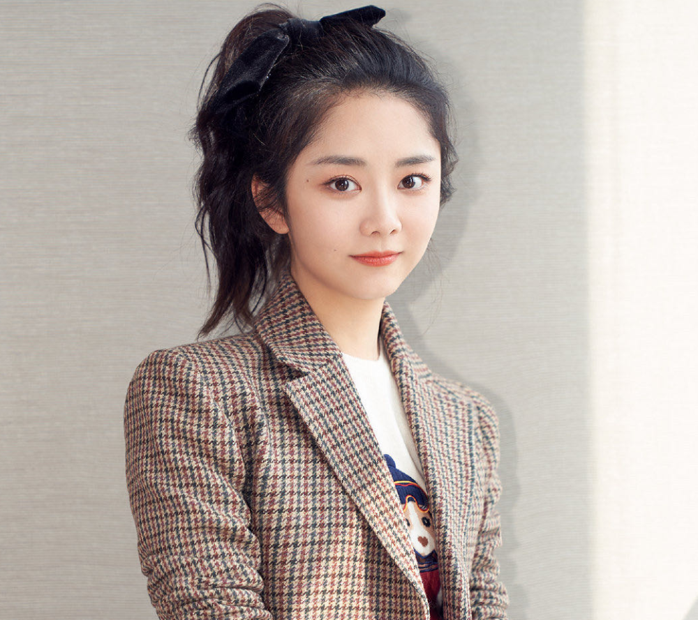 谭松韵线下生图来袭,拍戏太忙没空瘦脸?路人镜头下脸圆得很真实