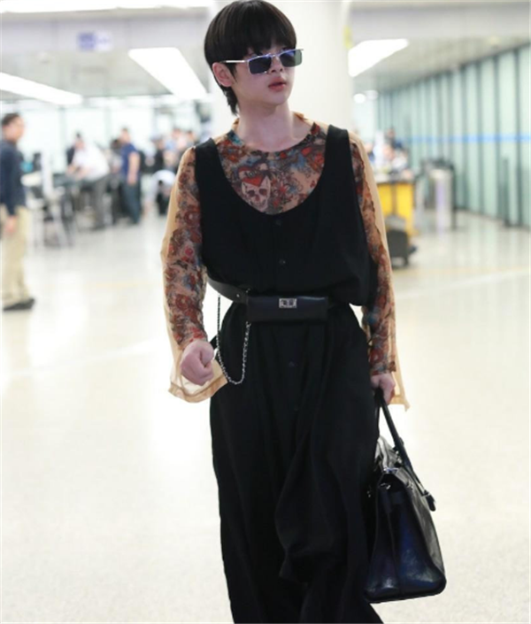 男星的机场造型,吴亦凡似超模,看到周震南:穿的女装?