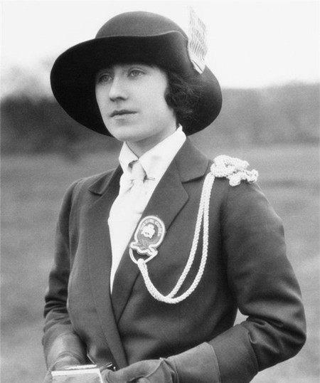 英国女王的母亲年轻时有多漂亮?受许多人追求,被王子当众表白!