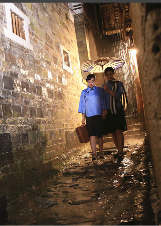 《王城往事》正式开拍:消防车洒水造景,美女群演差点掉河里