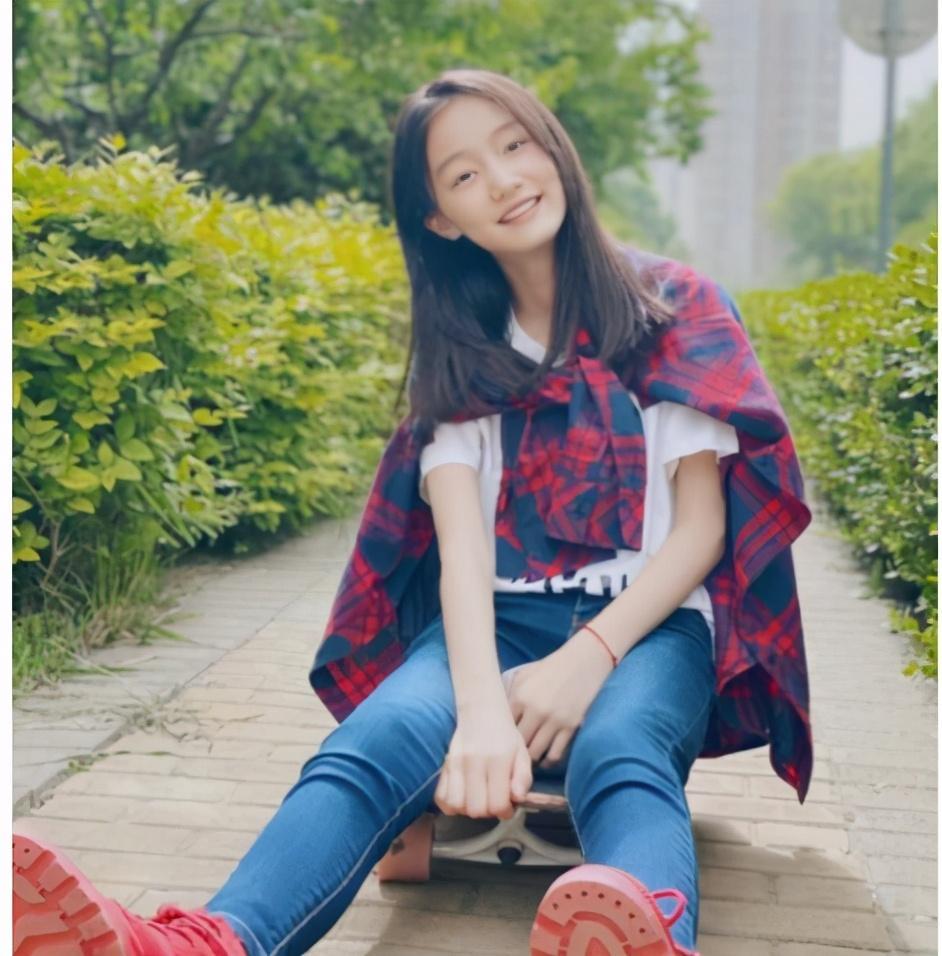 纪姿含很懂事聪明,也很低调,没有因为自己是小明星而骄傲,在学校学习