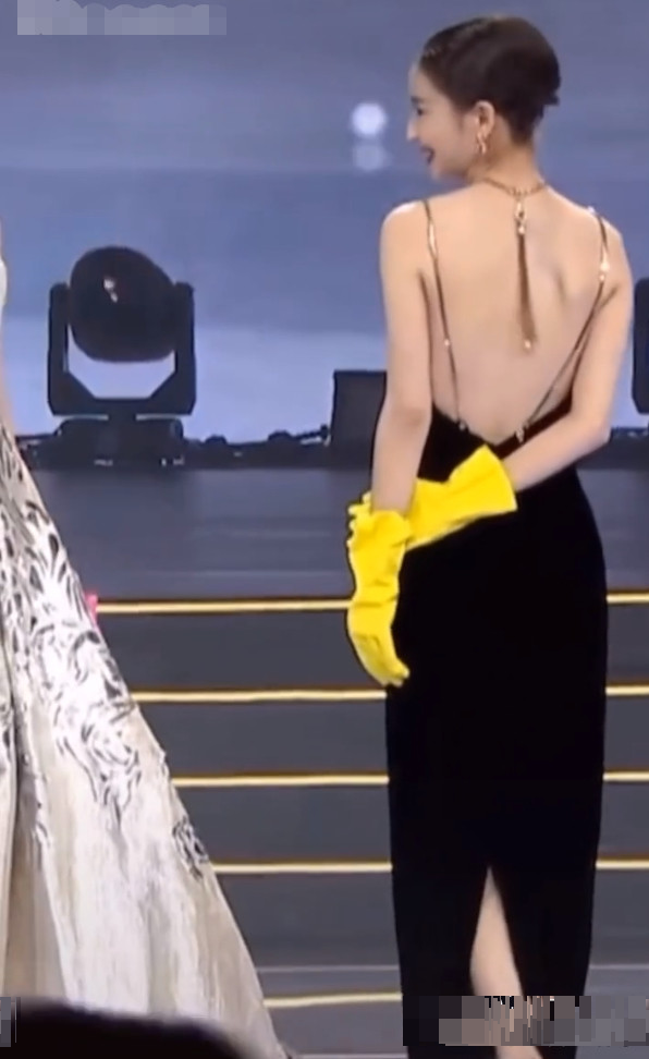 有种开挂叫佟丽娅的"原装背",想不到穿露背装会倾国倾城.