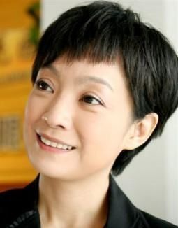 王海燕离婚分上亿资产,二婚嫁给张嘉译,9岁女儿超可爱_腾讯新闻