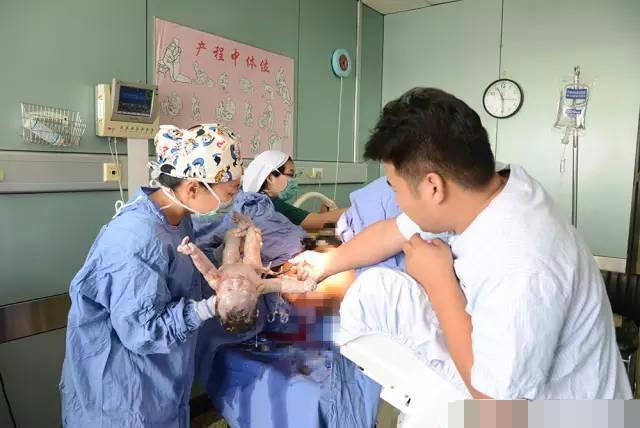 丈夫陪产拍下孩子顺产全过程3张照片告诉你什么叫为母则刚