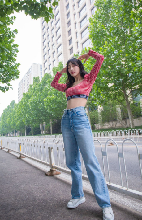 萱璐可甜可御,私服秀腰又秀腿,网友:这不是小朋友的衣服吗