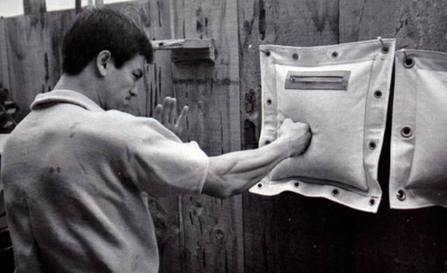 今天给大家分享几张李小龙锻炼的照片, 用精彩图片还原他的不平凡训练