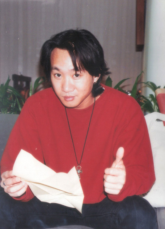 黄家驹,1962年6月10日出生于香港,中国男歌手,原创音乐人,吉他手,华语