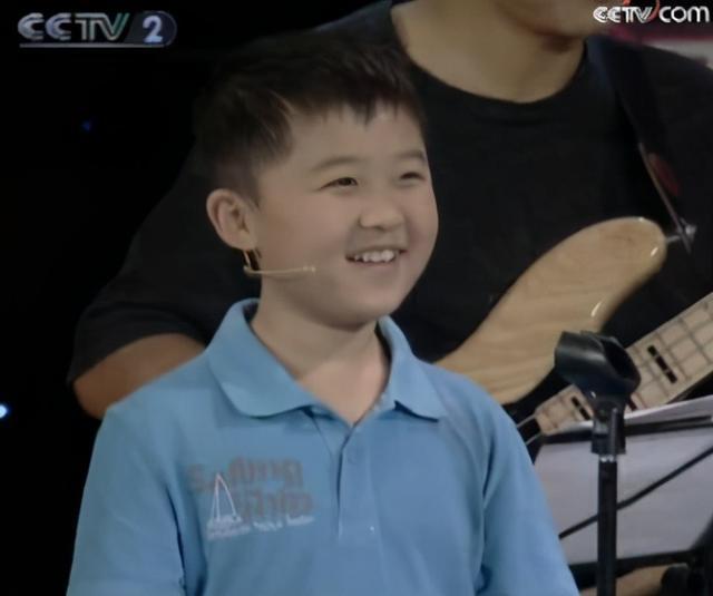 虽然贾云哲已经18岁了,可是看上去还像一个小学生一样,身高没什么