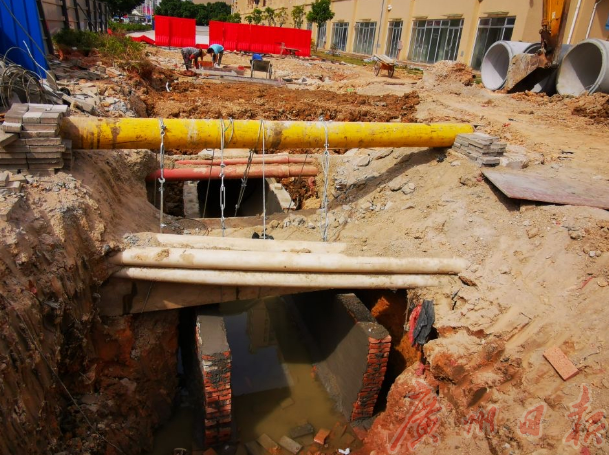 (即北往南行車道)正在修復路面,鋪混凝土,地下已修建好一條長160多米