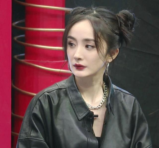 杨幂王牌对王牌直播扎双丸子哪吒头这五官有点真实了