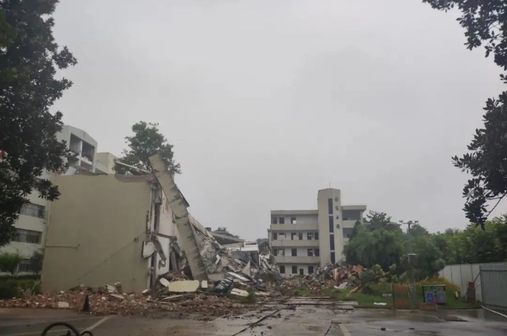 上虞这所中学重建很别致屋顶上设计了运动场所和生态农田