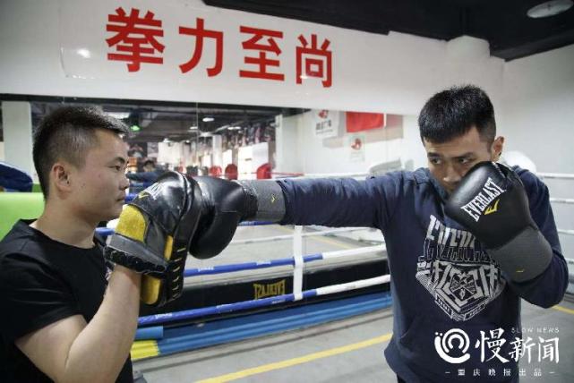 每次拳击课他都是第一个来,最后一个走.