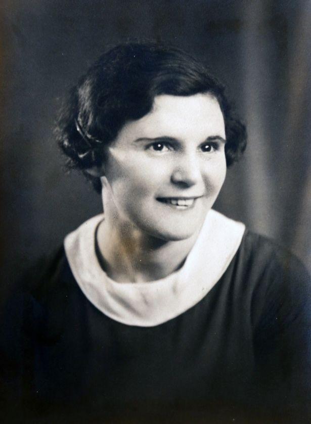 除了传统的生日蛋糕和庆祝派对,莉莲还收到了一件特殊的礼物——英国