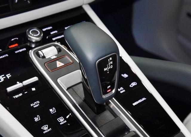 车内保留了大量的物理按键,分布在档杆周围,不像现在流行的触控式屏幕