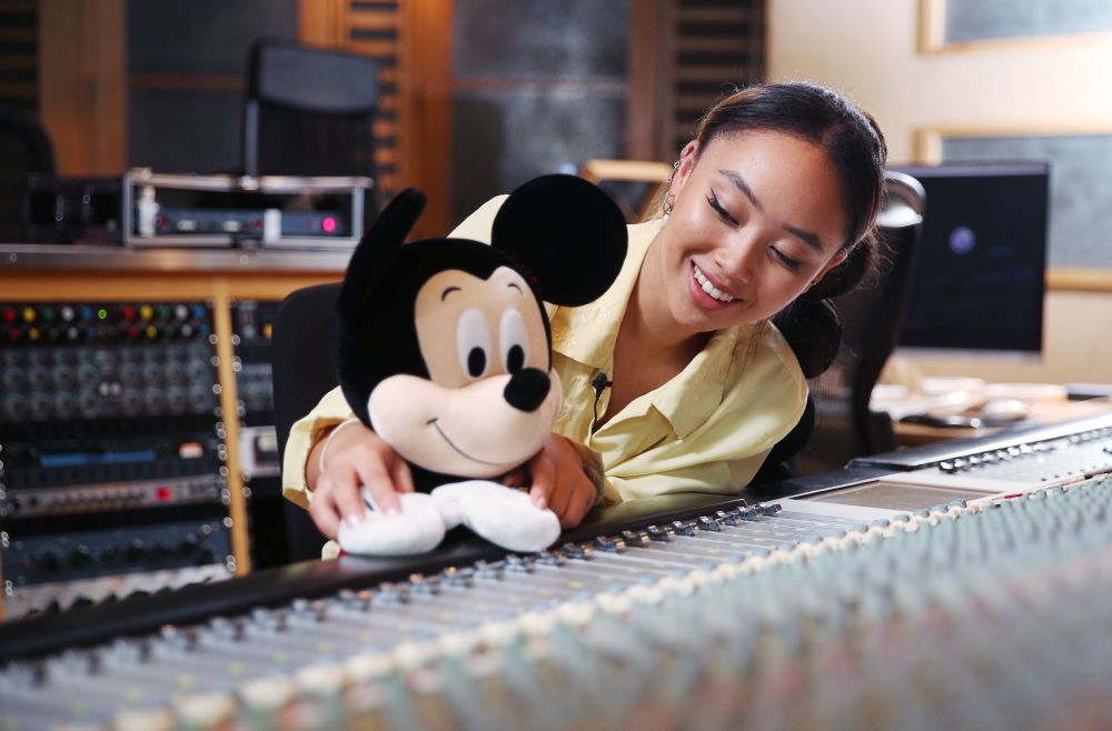 迪士尼推出暖心短视频动画《魔法常在》,米老鼠玩偶传递亲情