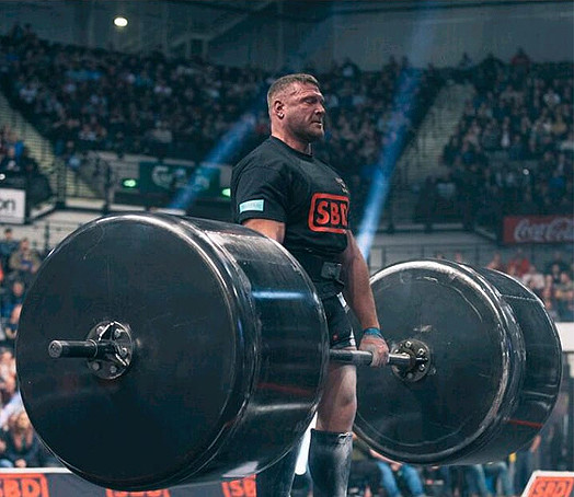 英国大力士"力量爆表"硬拉520公斤,身材堪比健美运动员