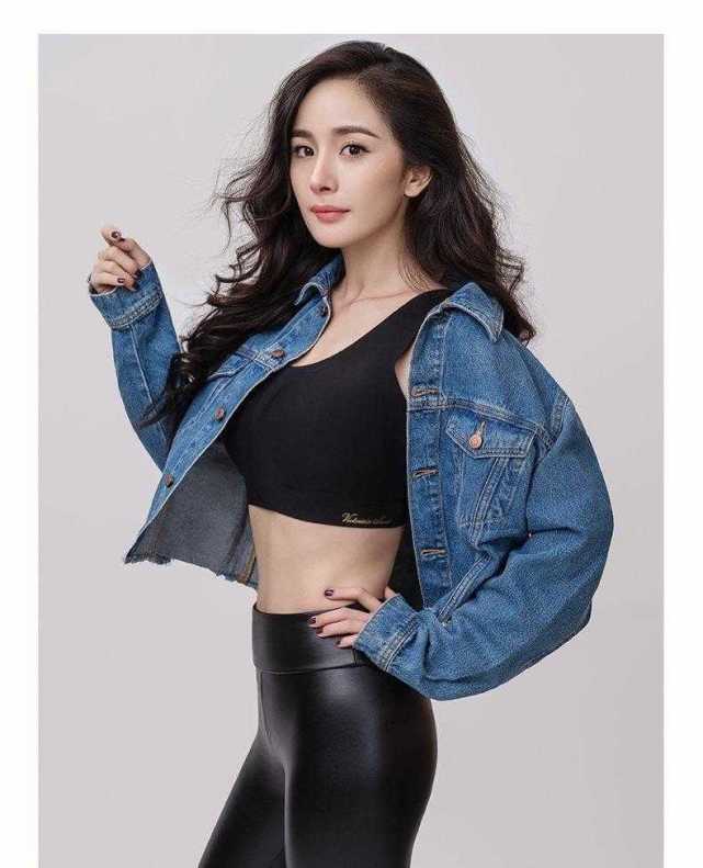 张嘉倪长相极为甜美,牛仔外套搭卫衣真洋气,33岁的她很有少女感