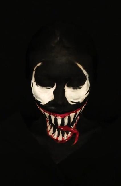 小姐姐进行毒液仿妆将自己全部涂黑最后抬头瞬间惊艳了