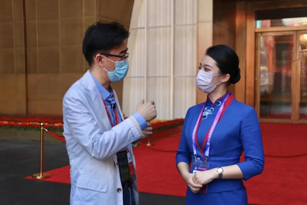 智慧与美貌并存进博会上8名东航凌燕乘务员组成会议中心讲解队伍