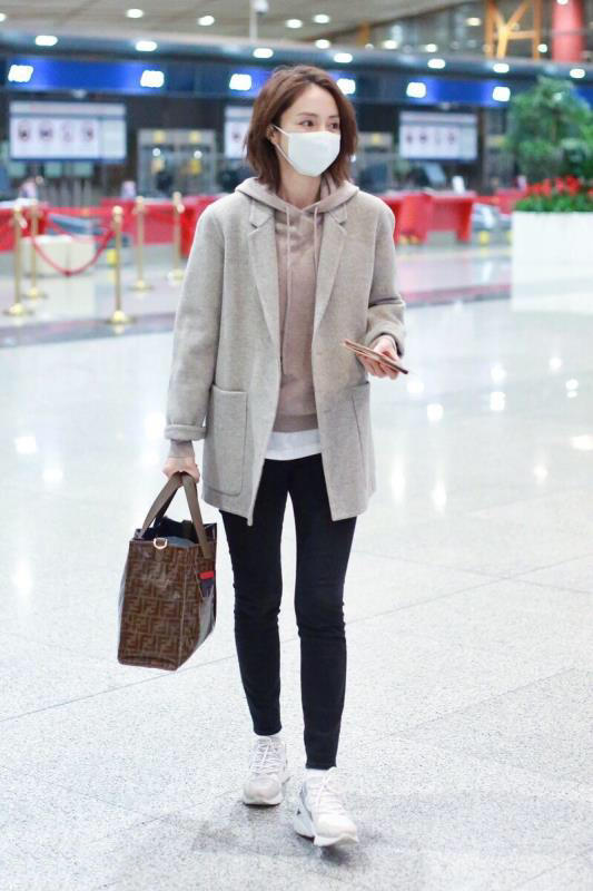 董璇秋冬穿搭真不错西装内搭卫衣清纯甜美美出了新高度