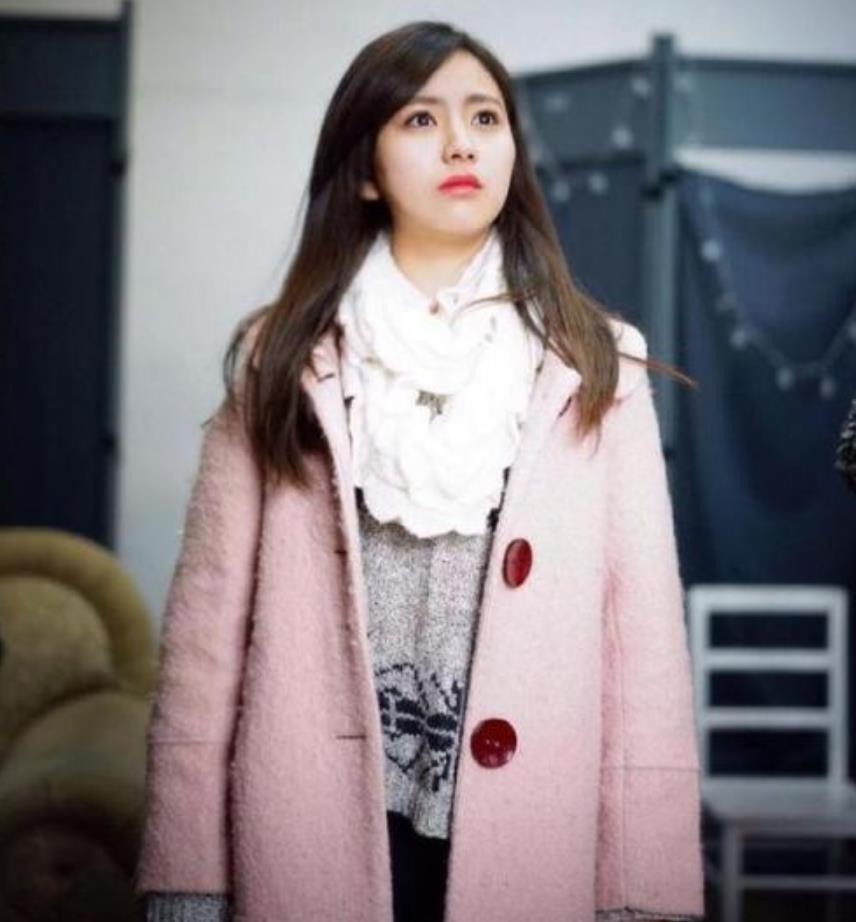 接着要说的就是功夫里面小哑女的扮演者王仕颖,小时候的她长得特别