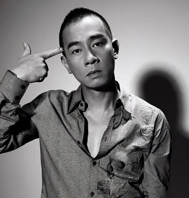 用弟弟换3000块的陈小春看似嚣张背后是一颗伤痕累累的心