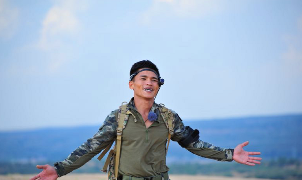 货真价实的"战狼"庄小龙,1.5米身高被特招入伍,吴京都让着他_腾讯新闻