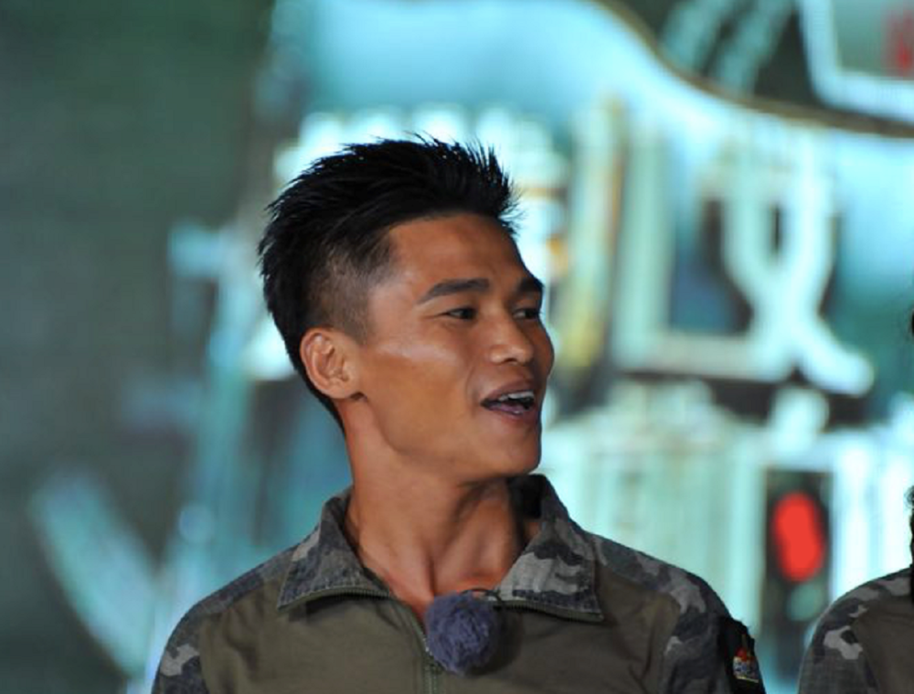 货真价实的"战狼"庄小龙,1.5米身高被特招入伍,吴京都让着他_腾讯新闻