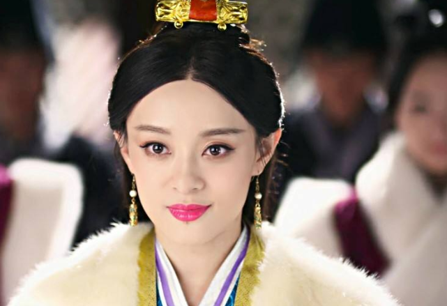 三十岁上下的她当上了秦国太后,称"宣太后"为了巩固幼子嬴则的王位,她