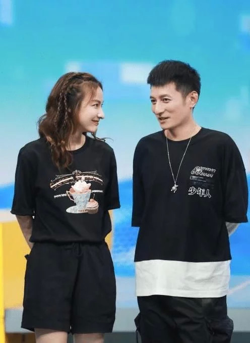 快乐家族为李维嘉庆生,黄明昊站一旁很拘谨,吴昕的表情引发网友热议