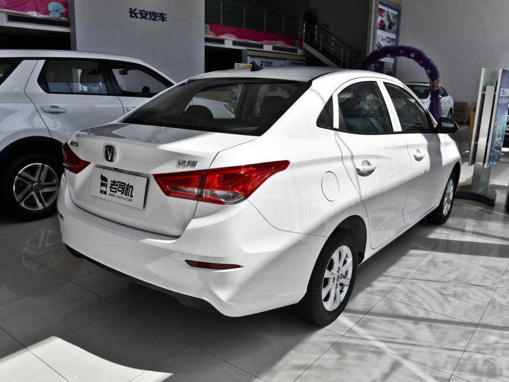 实惠好用 小哥带你看长安悦翔