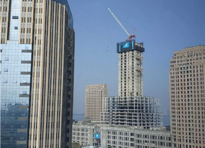 从公开信息显示,这5宗地将建超高建筑群:包括1栋300米超高层,2栋250米