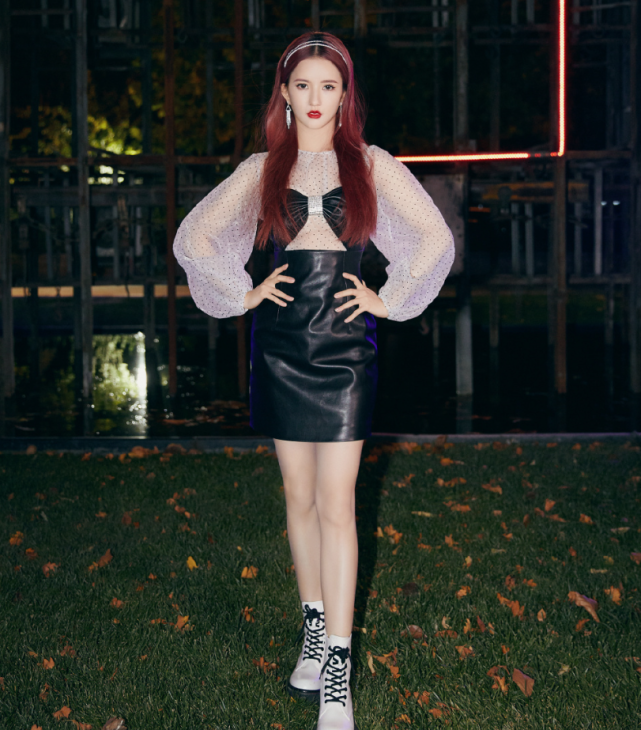 刘些宁红发皮裙造型曝光,大长腿太吸睛,发际线却意外成了关注点