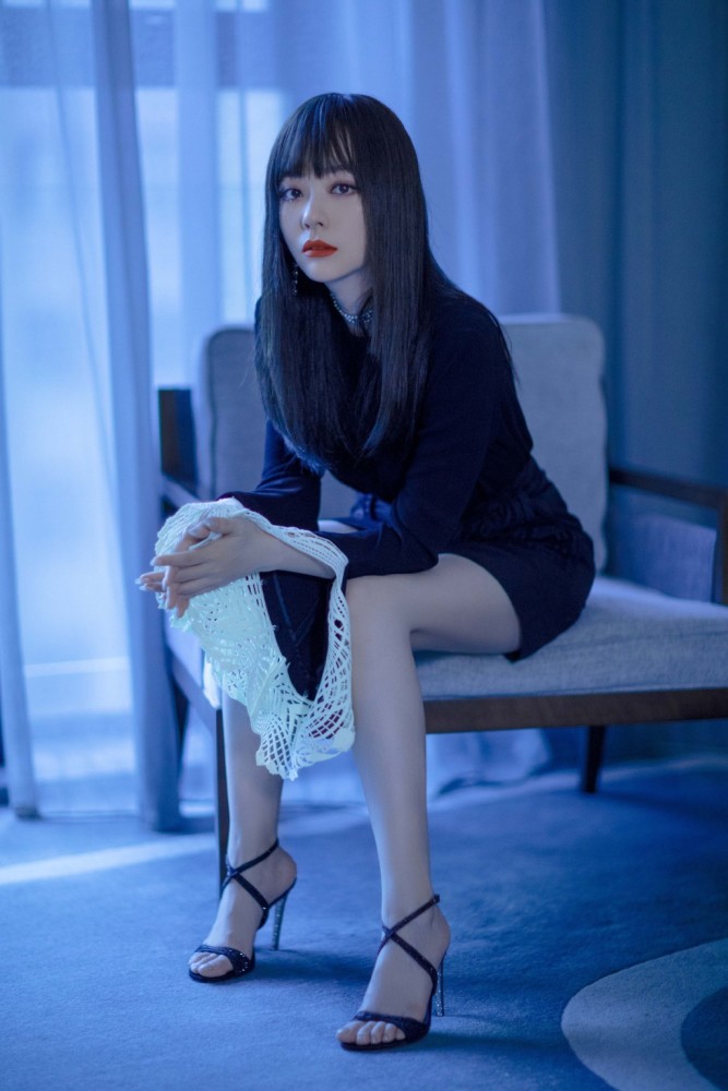 张靓颖齐刘海造型美到认不出女王范儿十足