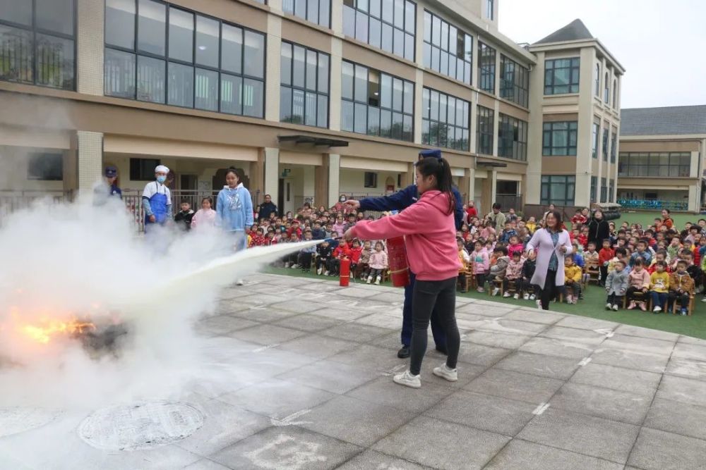 生命"稚"上·安全"童"行——蒲江县幼儿园萌娃乐享"消防大餐"