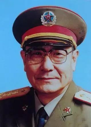 他拉回了队伍,此时的徐惠滋年龄小,又是俘虏兵,被连长黄达宣再次拉出