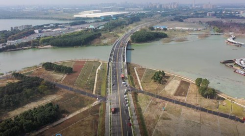 東航路對接康力大道工程東航路部分段東起滬青平公路,向西跨越元蕩湖