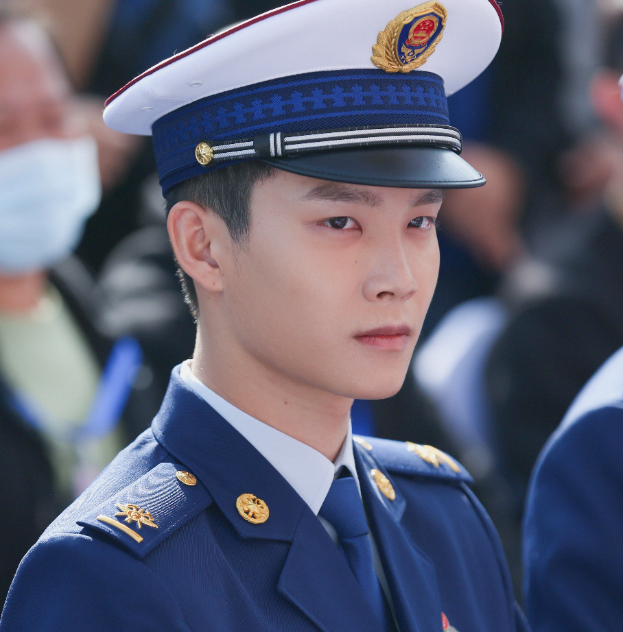 还有女消防员的角色来了,王梓薇剪了一头齐耳短发,穿着一身正装的敬礼
