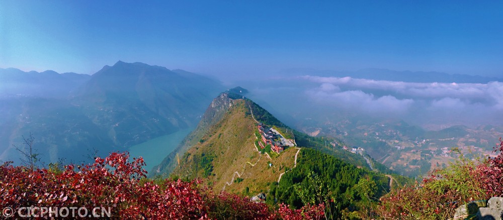 重庆巫山长江三峡万山红遍