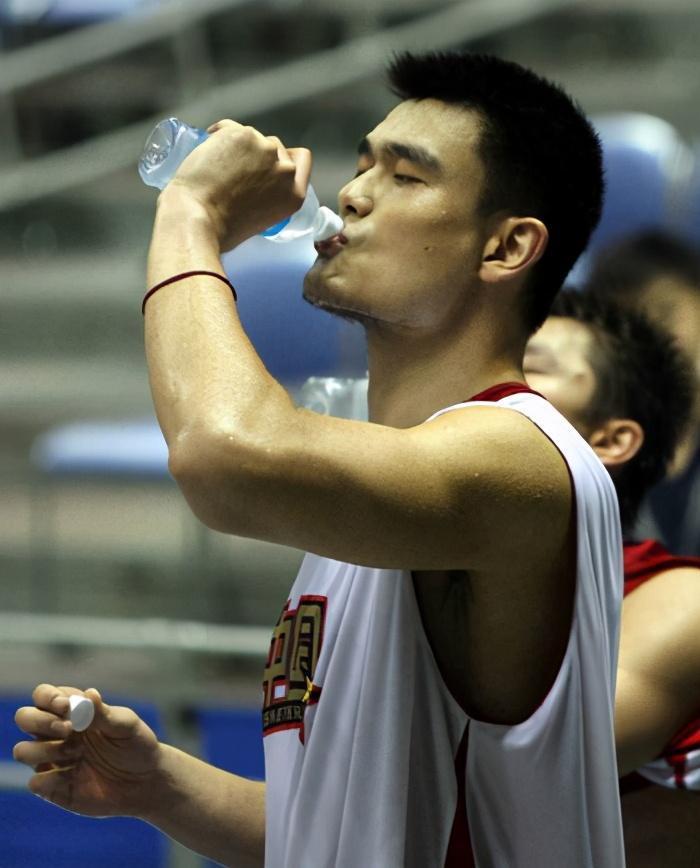 比如姚明经常把矿泉水喝出了口服液的感觉,别人坐很正常的椅子,姚明一