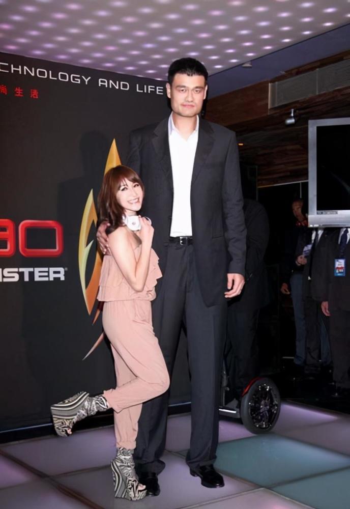 明星和姚明合照萧亚轩穿高跟鞋曾志伟像小矮人只有杨幂机智