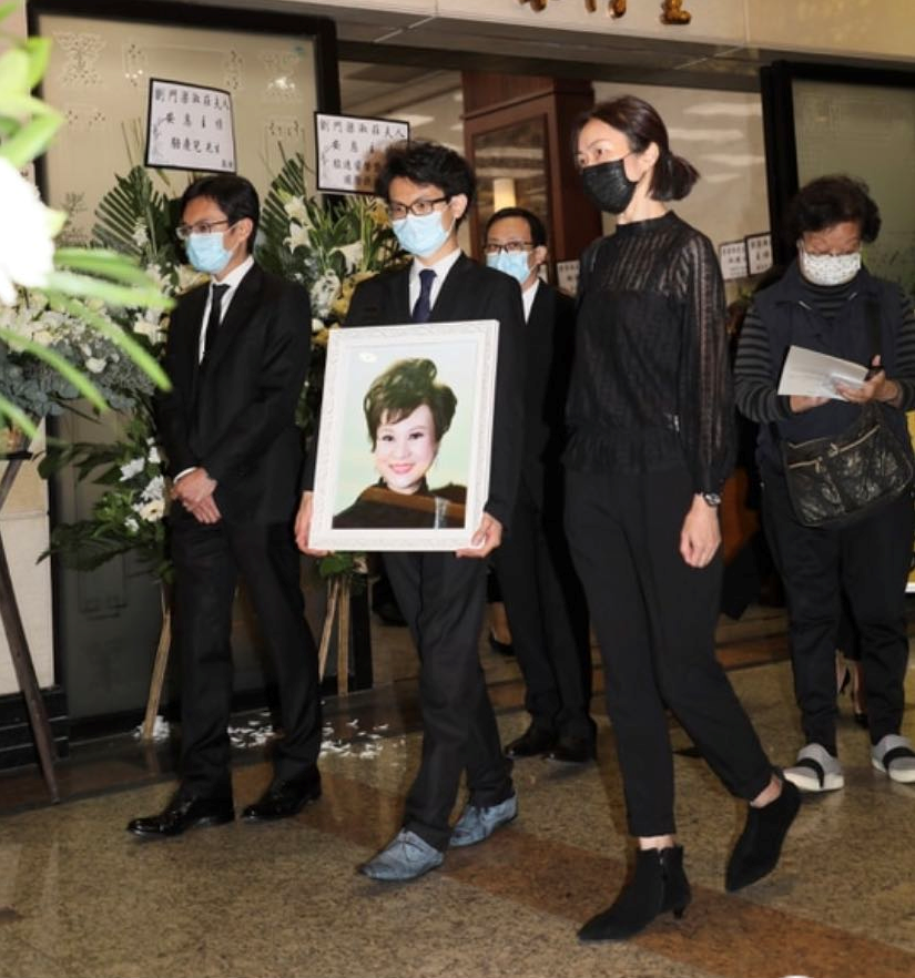 75岁梁淑庄举殡儿子怀抱遗像送其与亡父团聚好友悲痛送别