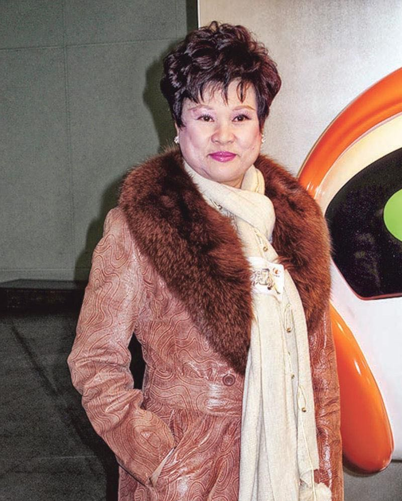 75岁梁淑庄举殡儿子怀抱遗像送其与亡父团聚好友悲痛送别