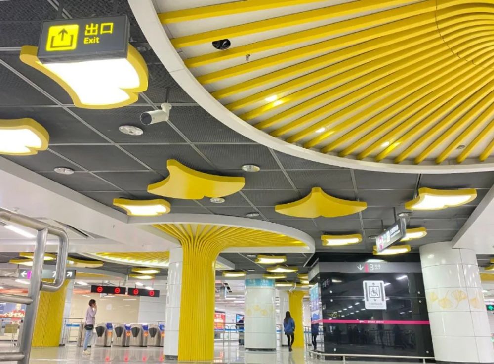 在成都太平园地铁站内 随着电扶梯缓缓而下 两旁金色银杏壁画慢慢掠过