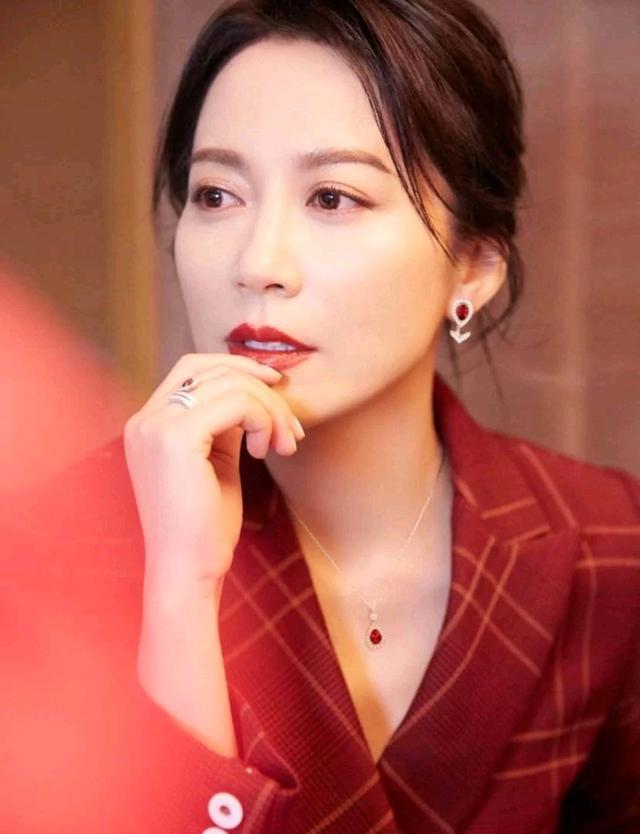 50 60岁的女人 留什么发型显年轻 试试这几款 大气又时髦 腾讯新闻