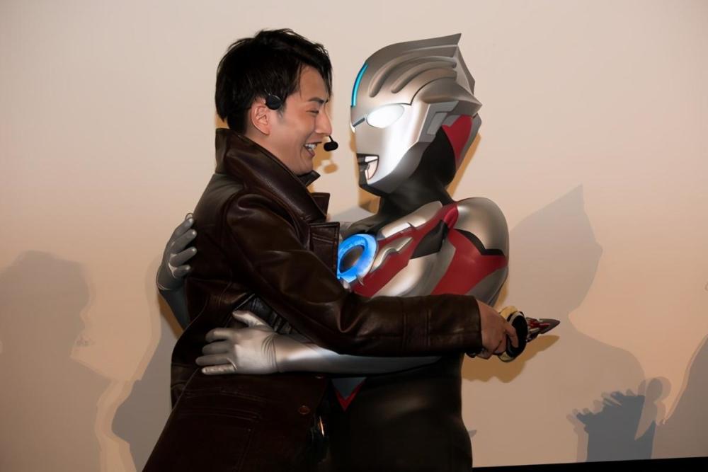 2017年的6月11日,石黑英雄深情拥抱了欧布奥特曼,奥特曼是一部深受