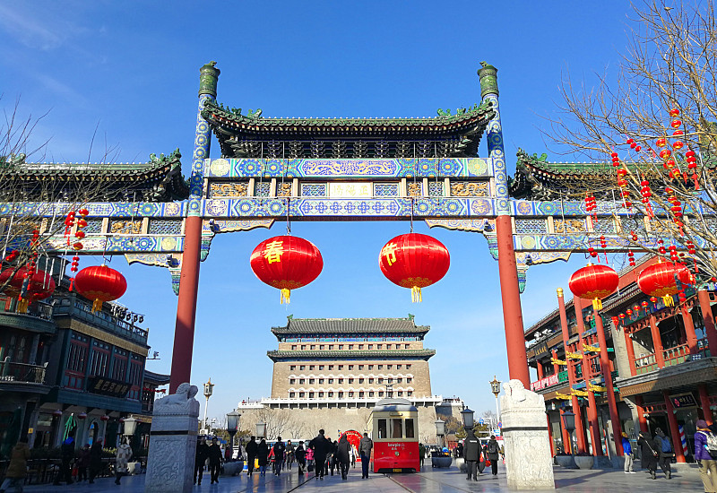 在明代京城九门都建有牌楼,唯独正阳门牌楼的规格最高,有五个开间.