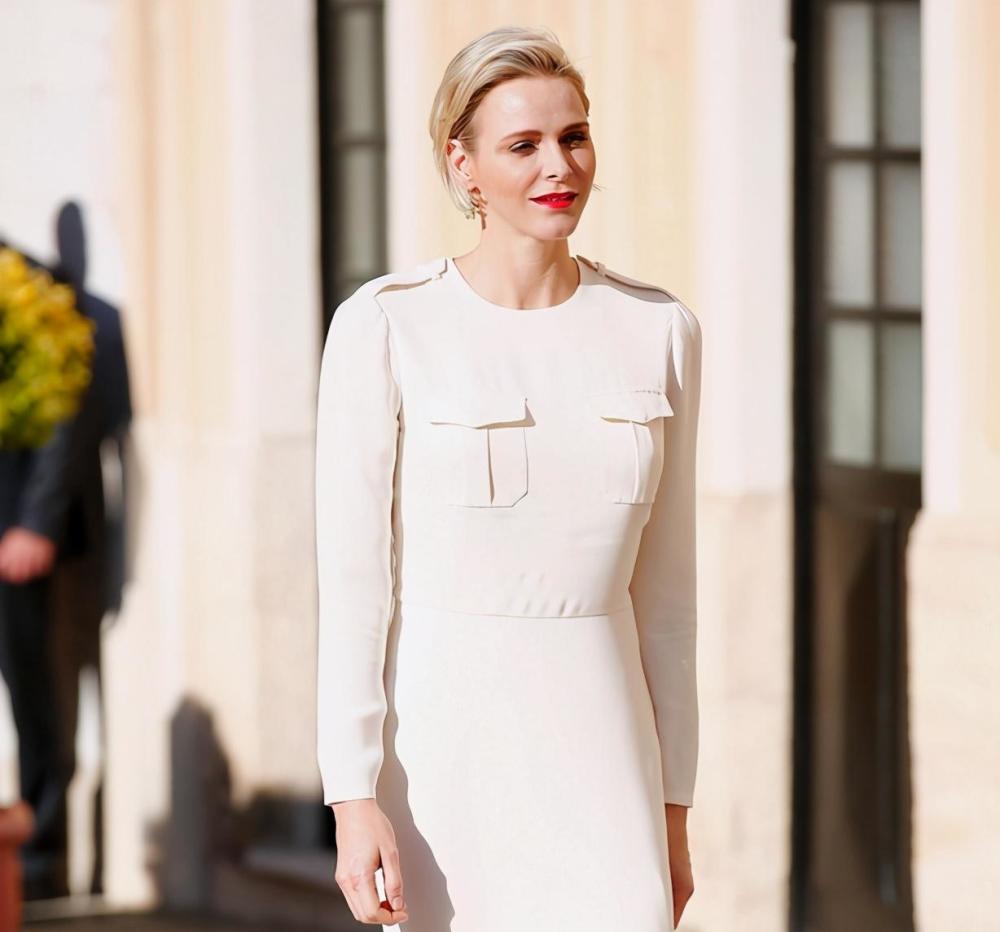 再比如这件绣花白色长裙,剪了超短发的夏琳,穿上它也毫不违和,甚至将