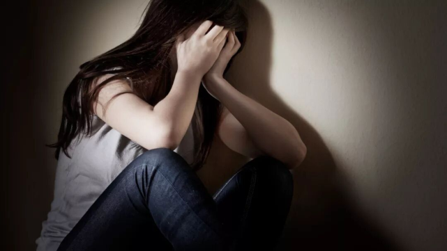 长沙一女子凌晨欲跳楼轻生民辅警冒雨劝导两小时最后