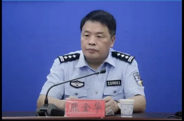 充当黑恶势力"保护伞"此外,2016年,江西省东乡县曝出看守所嫖娼事件